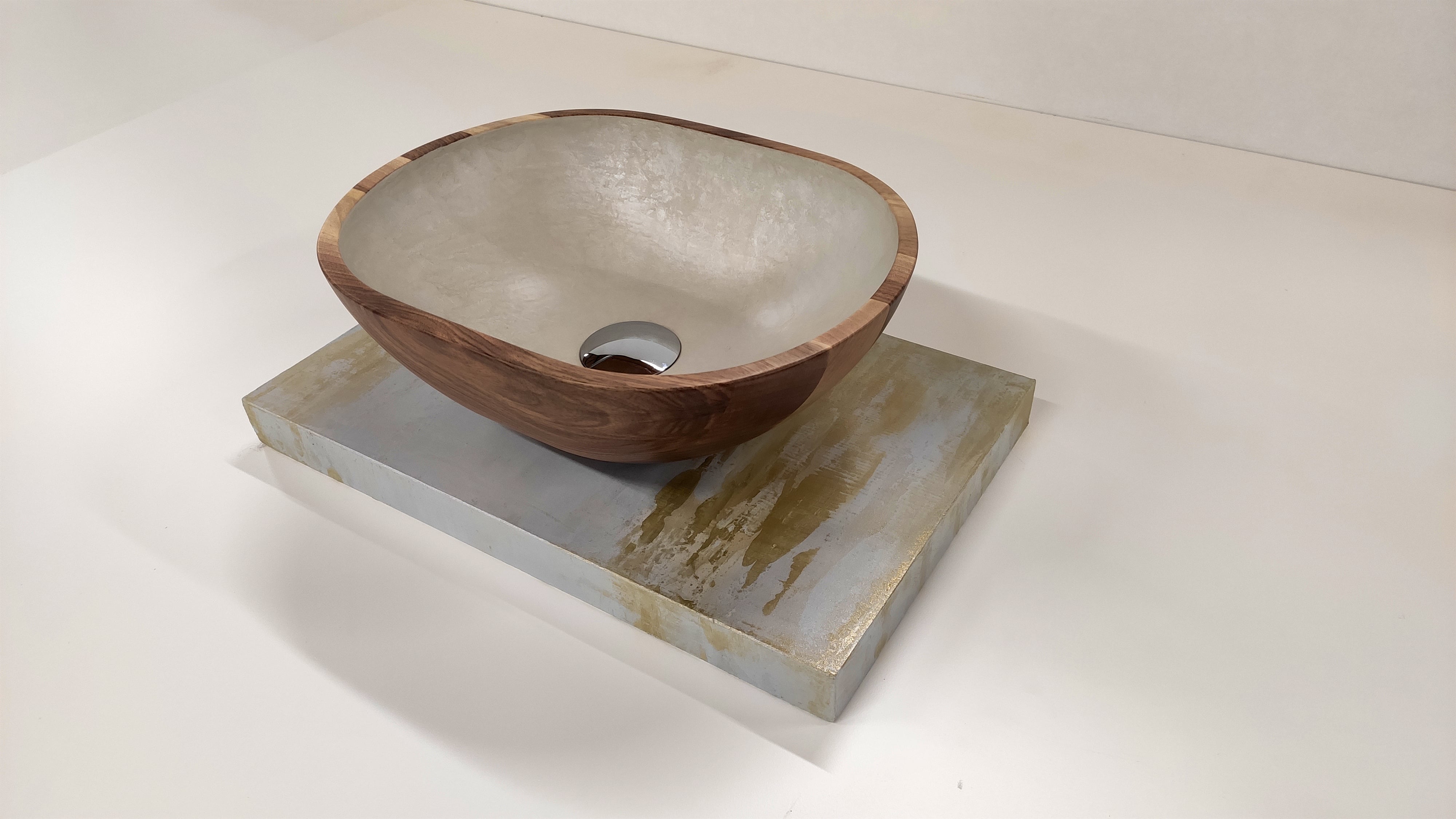 Drevené umývadlo s cementovou upravou vnutorneho povrchu